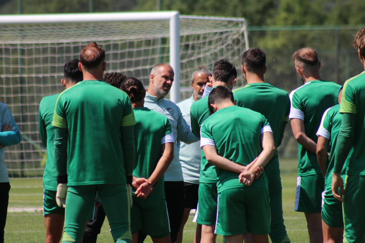 Bursaspor'dan üç futbolcuya Bursa'dan iki kulüp talip 2 aw74568504