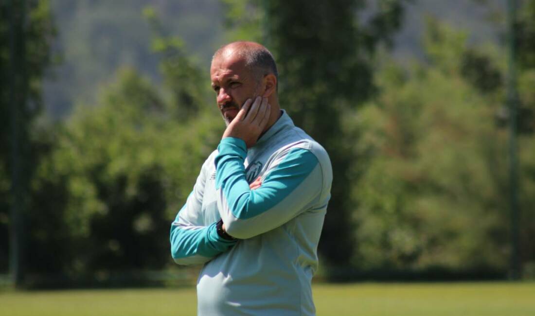 Bursaspor’un hocası Mustafa Er’den Bolu’da transfer mesajı Teknik Direktör Mustafa Er, Abant kampında transferle ilgili mesaj verdi.