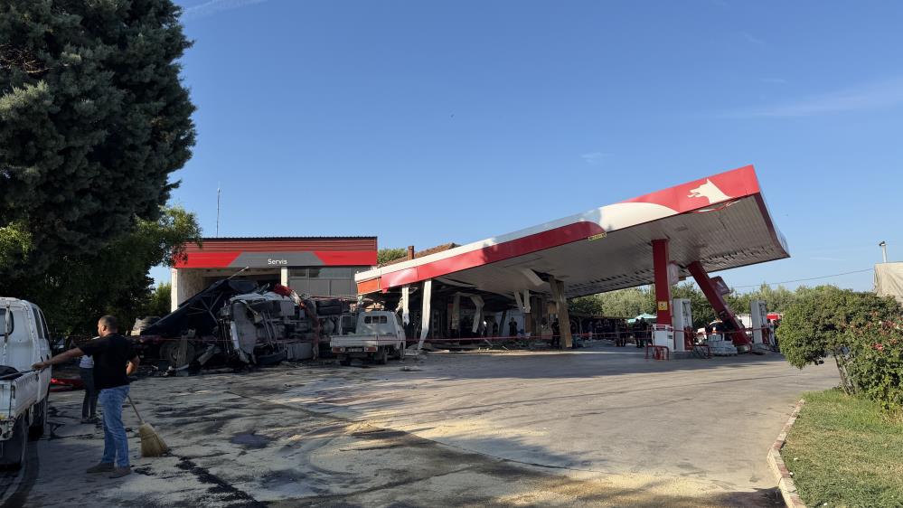 Bursa korkunç tır kazası! Benzinliğe böyle daldı, alışveriş yapan bir kişi hayatını kaybetti Bursa'nın İznik ilçesinde kömür yüklü tırın benzin istasyonuna dalması sonucu