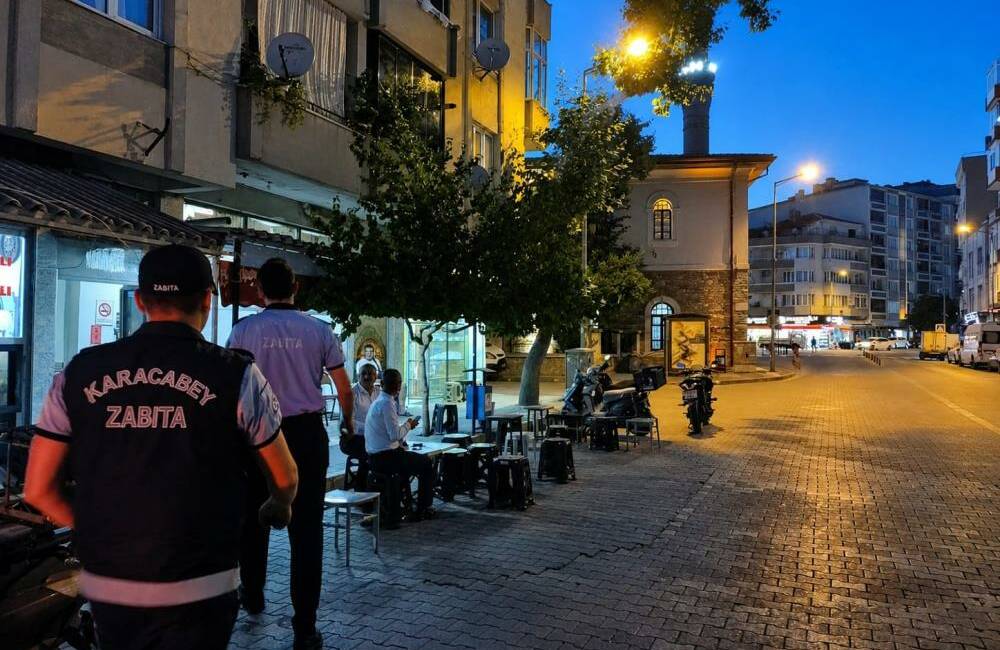Bursa Karacabey’de kaldırım işgaline son Karacabey Belediyesi Zabıta Müdürlüğü ekipleri, vatandaşların güvenli ve rahat ulaşımını
