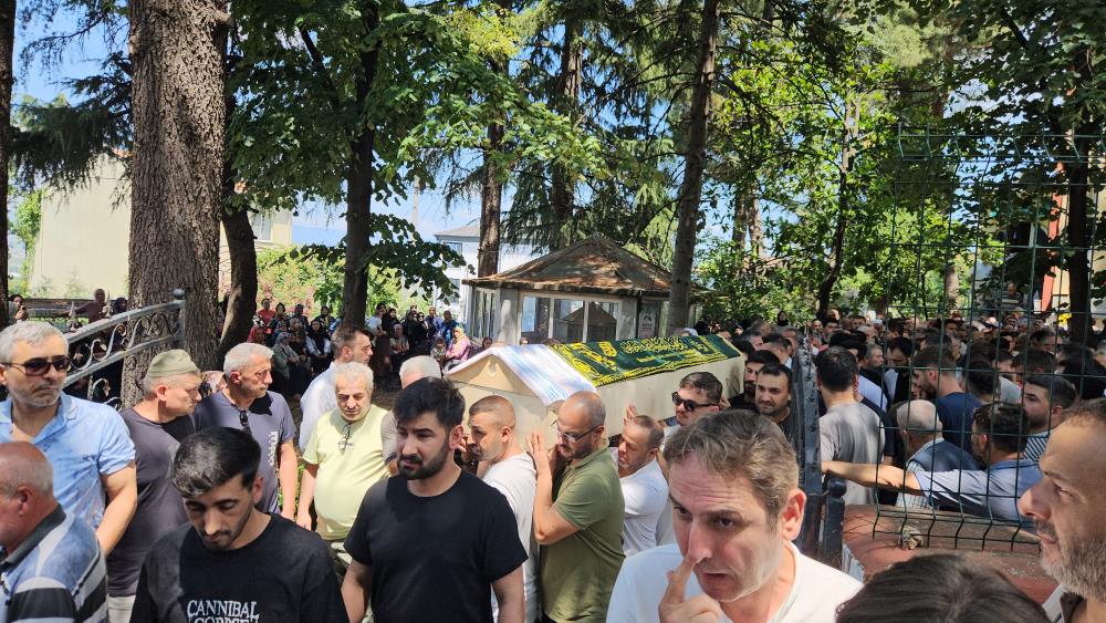 Bursa’da aynı motosiklette can veren anne ve babaya son görev Yalova'nın Çınarcık ilçesinde meydana gelen trafik kazasında hayatını kaybeden çift,