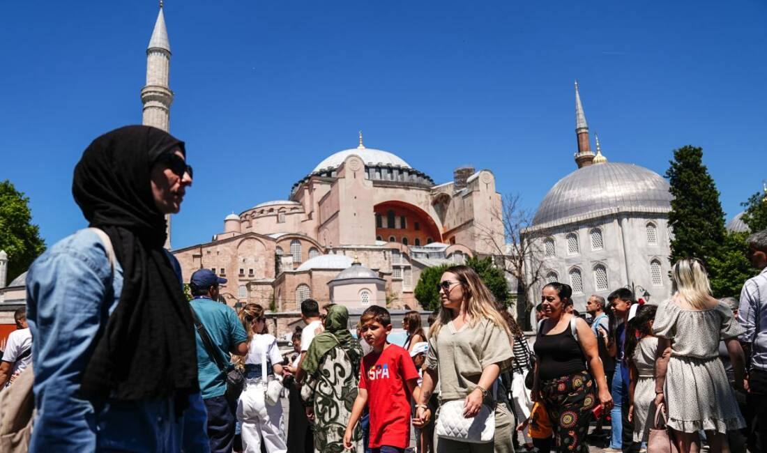 Ayasofya’ya ziyaretçi akını Yerli ve yabancı ziyaretçilerin İstanbul'daki önemli duraklarından biri olan Ayasofya-i