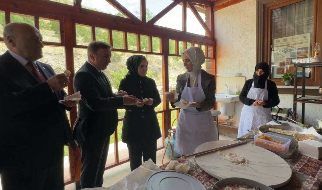 Bakan Göktaş, gözleme pişirdi Aile ve Sosyal Hizmetler Bakanı Mahinur Özdemir Göktaş, Erzincan programı