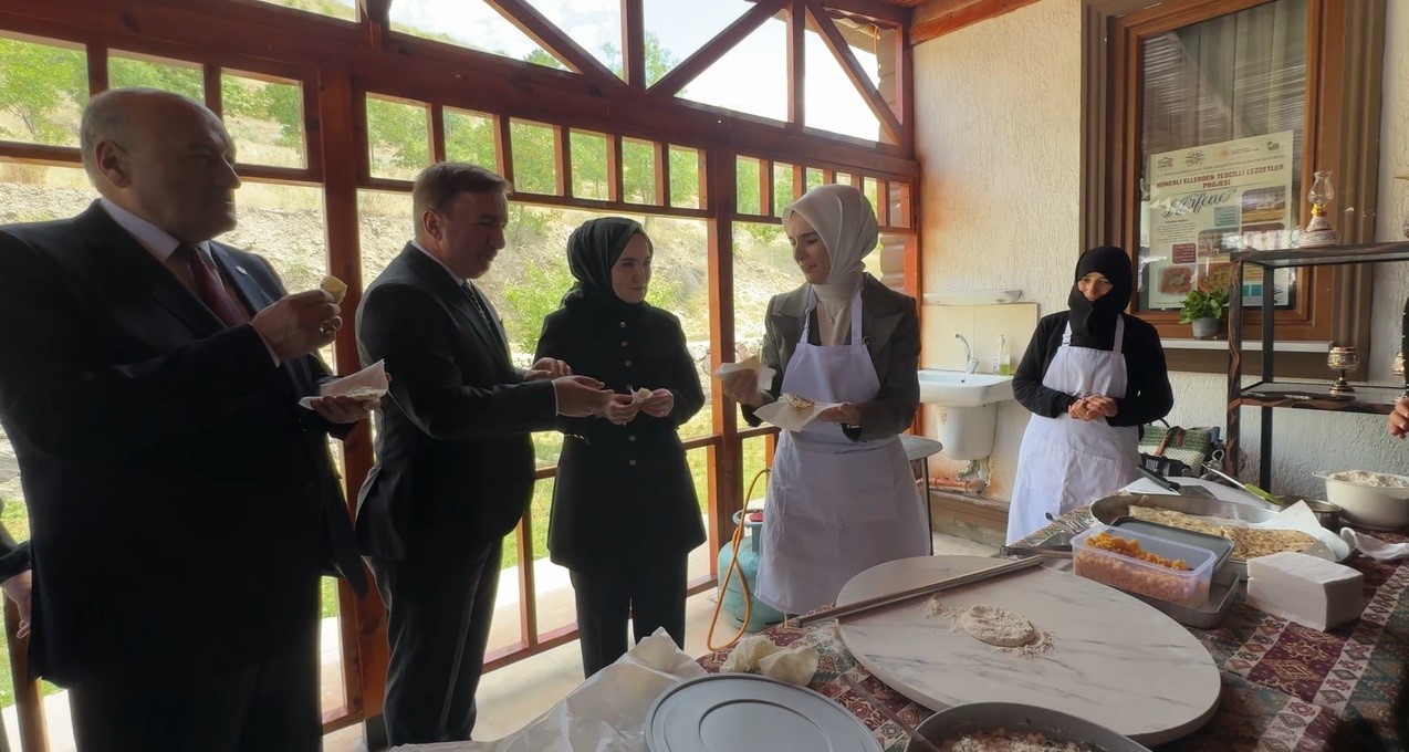 Bakan Göktaş, gözleme pişirdi 2 bakan goktas gozleme pisirdi 54f1674aadbb