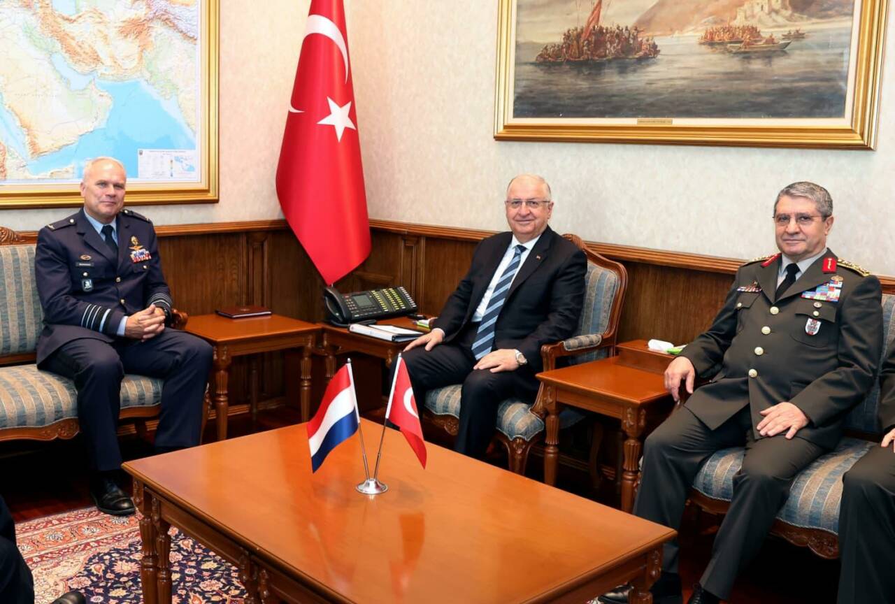 Bakan Güler, Hollanda Genelkurmay Başkanını kabul etti 1 bakan guler hollanda genelkurmay baskanini kabul etti f736f8855fa0