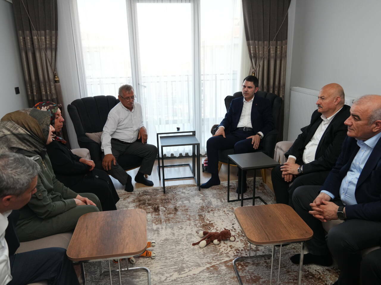 Bakan Kurum'dan depremzede Yusuf ve dedesine ziyaret 2 bakan kurumdan depremzede yusuf ve dedesine ziyaret 7569e6e86fb7