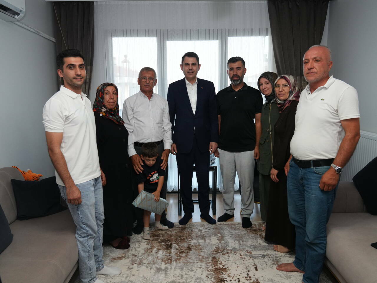 Bakan Kurum'dan depremzede Yusuf ve dedesine ziyaret 3 bakan kurumdan depremzede yusuf ve dedesine ziyaret d3048949f399