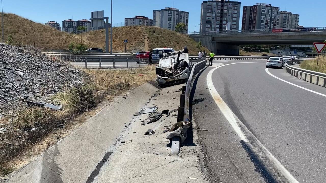 Başakşehir'de feci kaza: 3 yaralı 2 basaksehirde feci kaza 3 yarali 0779b25bbb83
