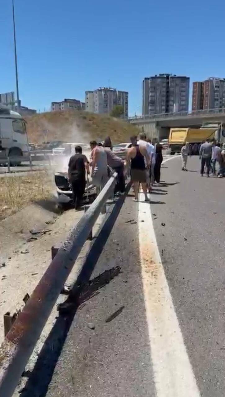 Başakşehir'de feci kaza: 3 yaralı 1 basaksehirde feci kaza 3 yarali 3d1160c5e052