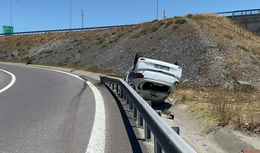 Başakşehir’de feci kaza: 3 yaralı Baran AKKAYA/İSTANBUL,(DHA)-BAŞAKŞEHİR’de sürücüsünün direksiyon hakimiyetini kaybettiği otomobil bariyerlere çarparak takla