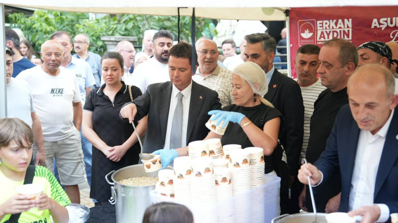 Bursa'da aşure bereketi: Başkan Aydın dağıttı... 1 Başkan Erkan Aydın Aşurenin Bereketini Küplüpınar Sakinleriyle Paylaştı