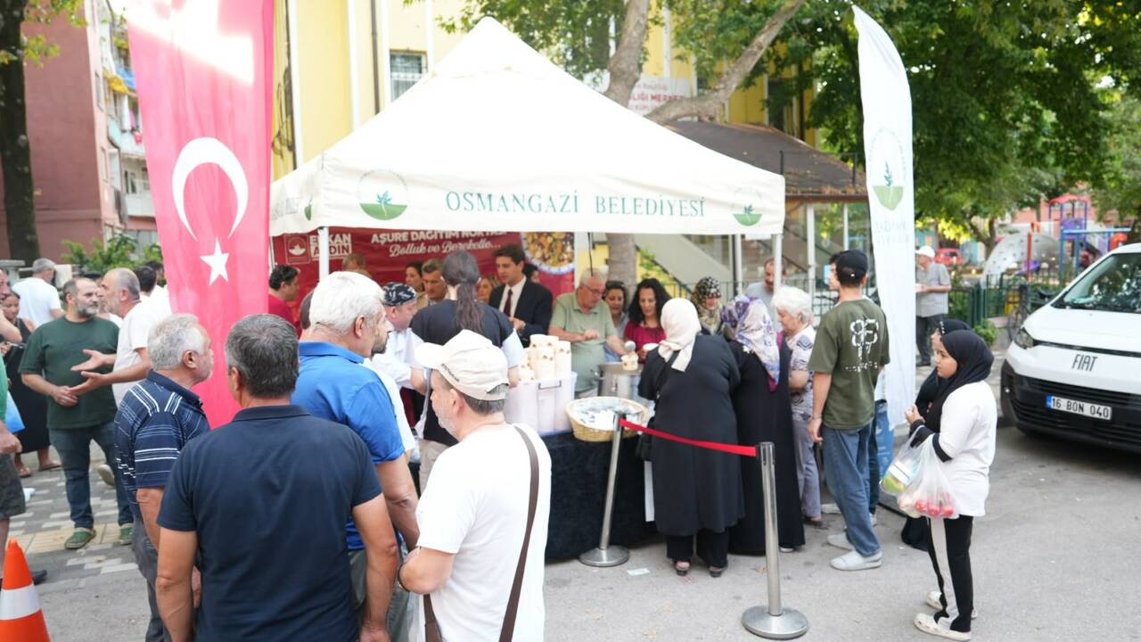Bursa'da aşure bereketi: Başkan Aydın dağıttı... 3 Başkan Erkan Aydın Aşurenin Bereketini Küplüpınar Sakinleriyle Paylaştı
