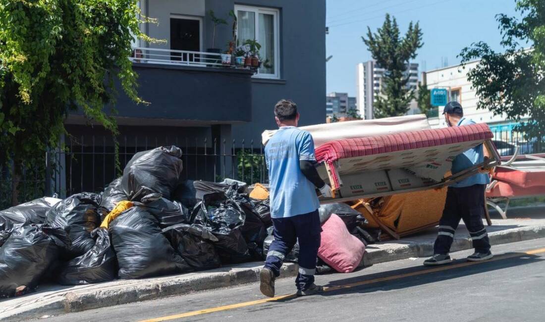 Mersin'in merkez Yenişehir ilçesindeki bir evden 5 kamyon çöp ve