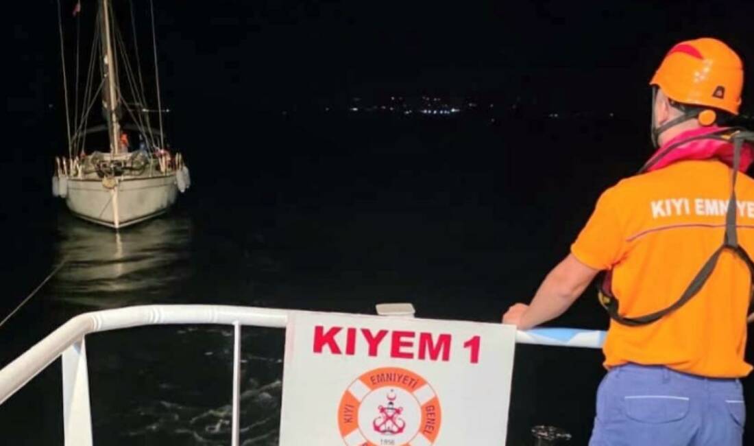 Çanakkale'nin Bozcaada ilçesi açıklarında makineleri arızalanarak sürüklenen tekne, Kıyı Emniyeti