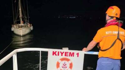 Çanakkale'nin Bozcaada ilçesi açıklarında makineleri arızalanarak sürüklenen tekne, Kıyı Emniyeti