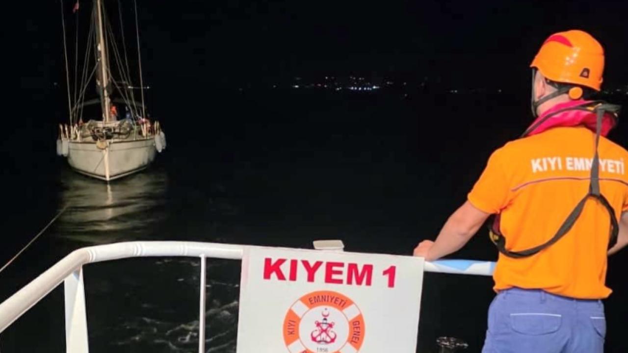 Çanakkale'nin Bozcaada ilçesi açıklarında makineleri arızalanarak sürüklenen tekne, Kıyı Emniyeti