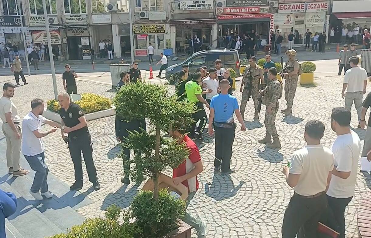 bursa adliyesinde ortalik karisti 1i polis 3 yarali 5 gozalti 25b309845104