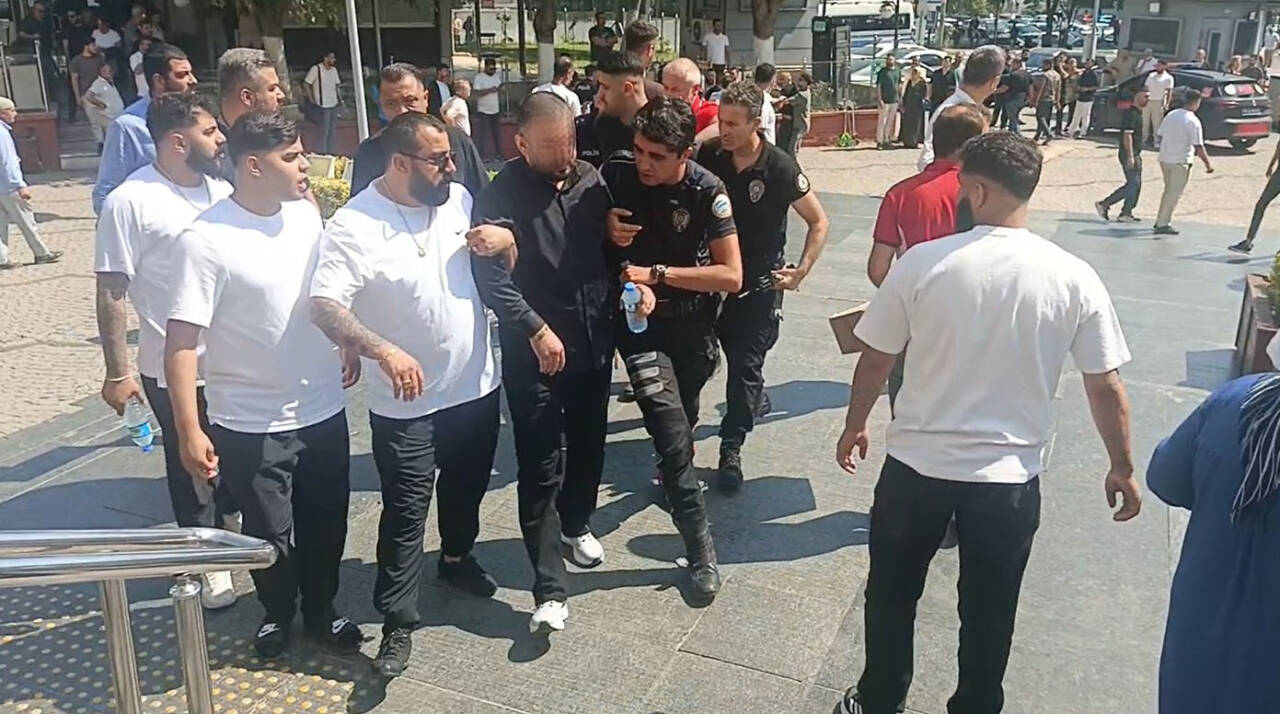 Bursa Adliyesi'nde ortalık karıştı: 1'i polis 3 yaralı, 5 gözaltı 5 bursa adliyesinde ortalik karisti 1i polis 3 yarali 5 gozalti c513d70d38cd