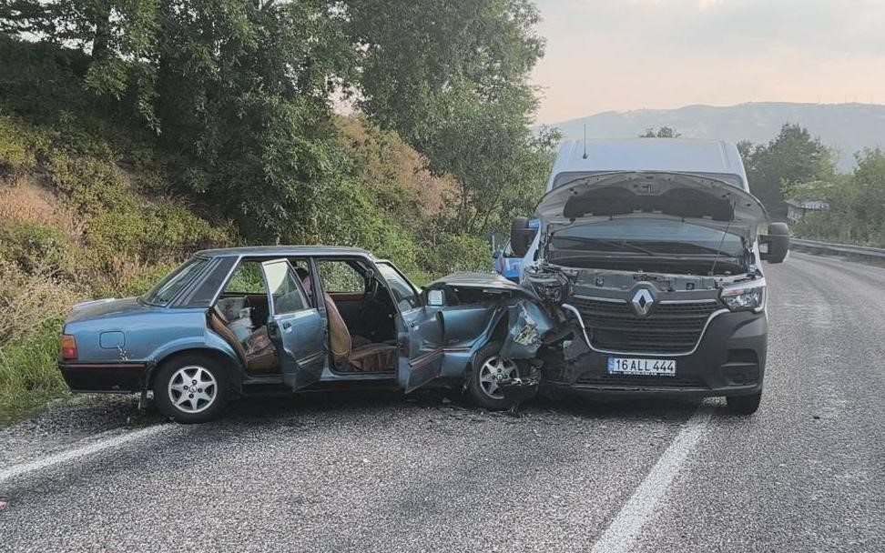 Bursa minibüs ile otomobil böyle çarpıştı Bursa’nın İnegöl ilçesinde meydana gelen kazada minibüs ile otomobil çarpıştı:
