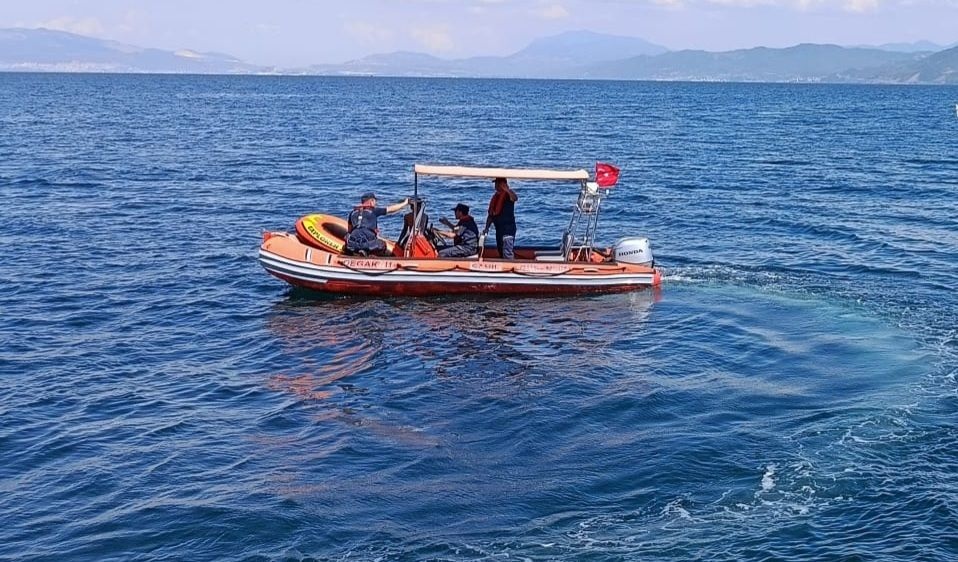 Bursa Mudanya’da kurtarma operasyonu! Bursa’nın Mudanya ilçesinde, açığa sürüklenen bottaki kişi, Sahil Güvenlik ekipleri