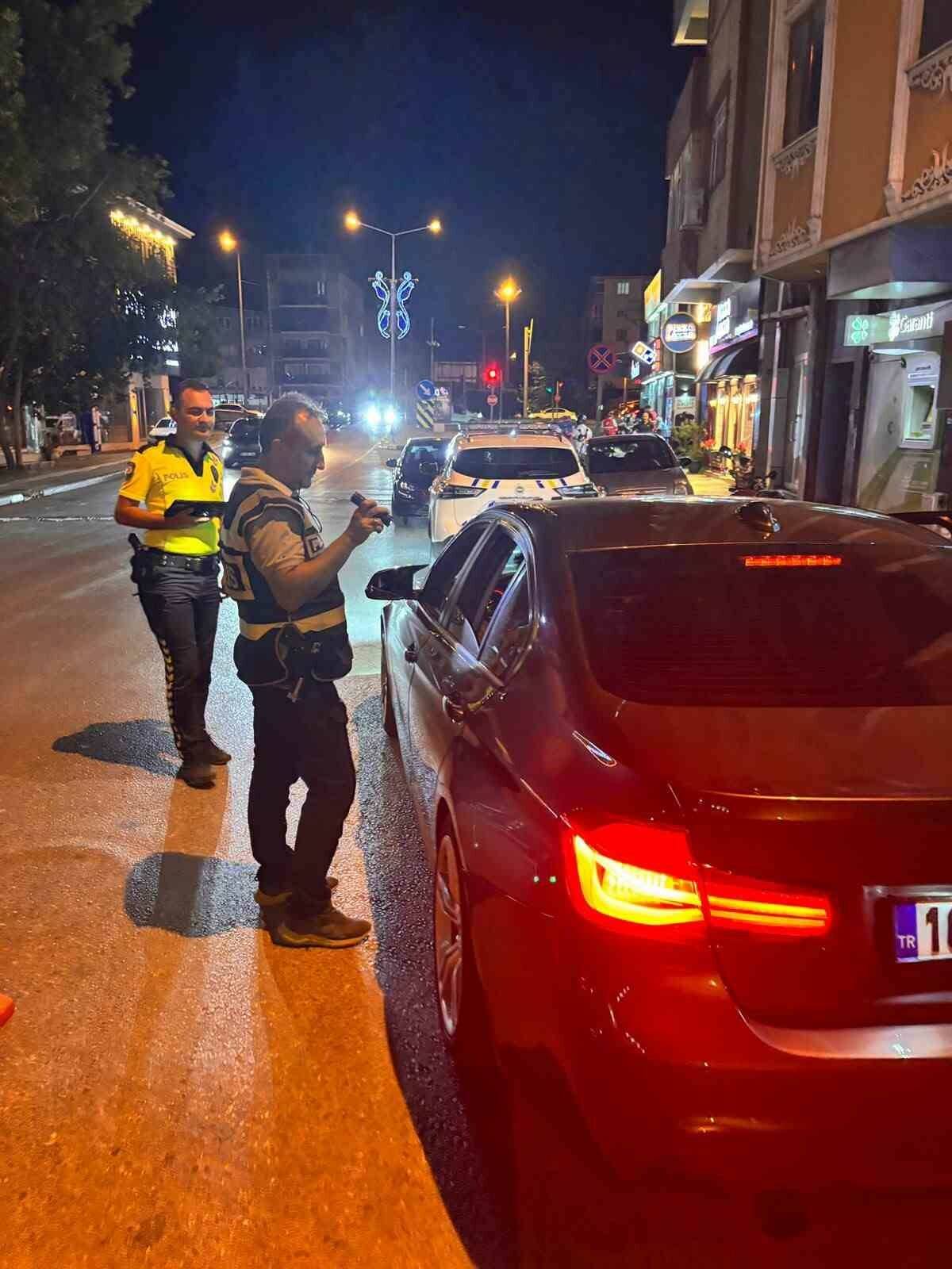 Bursa polisinden ‘Huzur’ uygulaması 1 bursa polisinden huzur uygulamasi 1 kisi yakalandi 24 surucuye ceza yazildi dfafe10b6636