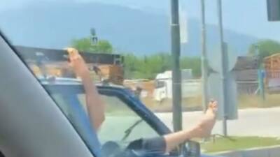 Bursa'nın İnegöl ilçesinde seyir halindeki otomobilin camından ayaklarını çıkarıp, içki