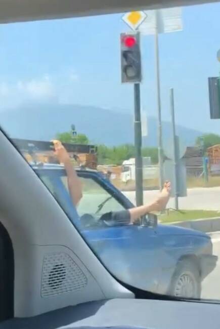Bursa trafiğinde ilginç anlar! Görenler hayrete düştü… Bursa'nın İnegöl ilçesinde seyir halindeki otomobilin camından ayaklarını çıkarıp, içki