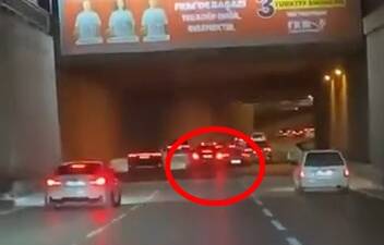 Bursa'nın Osmangazi ilçesinde yoğun trafikte lüks otomobiliyle makas atarak ilerleyen