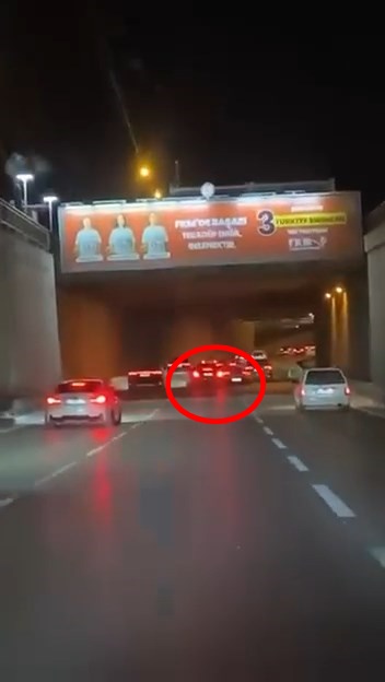 Bursa trafiğinde makas dehşeti Bursa'nın Osmangazi ilçesinde yoğun trafikte lüks otomobiliyle makas atarak ilerleyen