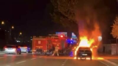 Bursa’da seyir halindeki bir otomobil, alevlere teslim oldu.