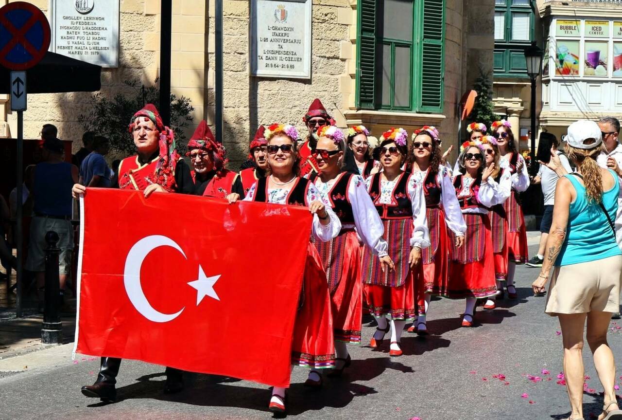 Bursa Uludağ Üniversitesi'nin Halk Oyunları Grubu'ndan bir ilk! 2 bursa uludag universitesinin halk oyunlari grubundan bir ilk 471c62a19572