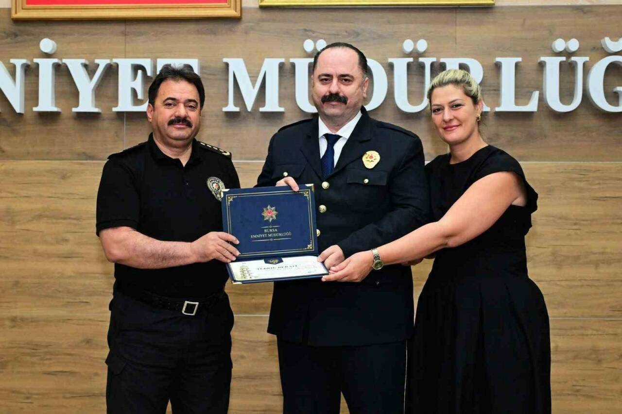Bursa’da 105 emniyet personeli terfi etti Bursa İl Emniyet Müdürlüğü’nde bir üst rütbeye terfi eden 105