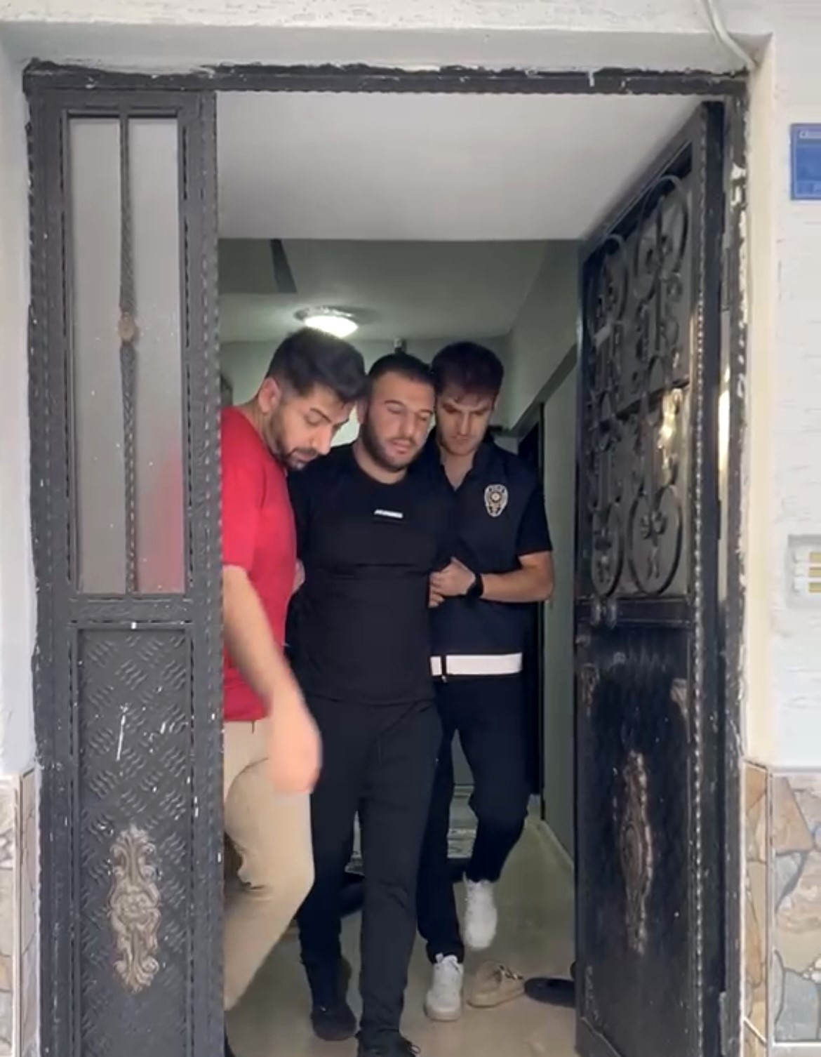 Bursa’da 50 yıl hapis cezası bulunan firariler yakalandı Bursa’da haklarında kesinleşmiş hapis cezaları bulunan firari hükümlülere yönelik Asayiş