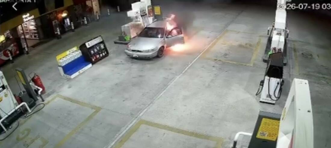 Bursa’da akaryakıt istasyonunda panik anları! Bursa-İstanbul yolu üzerindeki bir akaryakıt istasyonunda yakıt aldığı sırada otomobili