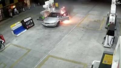 Bursa’da akaryakıt istasyonunda panik anları! Bursa-İstanbul yolu üzerindeki bir akaryakıt istasyonunda yakıt aldığı sırada otomobili