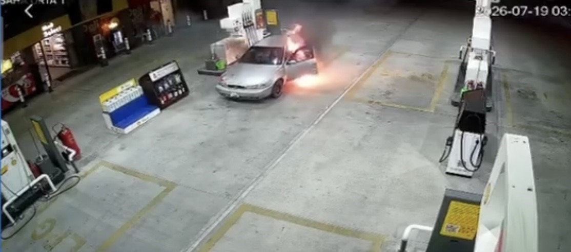 Bursa-İstanbul yolu üzerindeki bir akaryakıt istasyonunda yakıt aldığı sırada otomobili