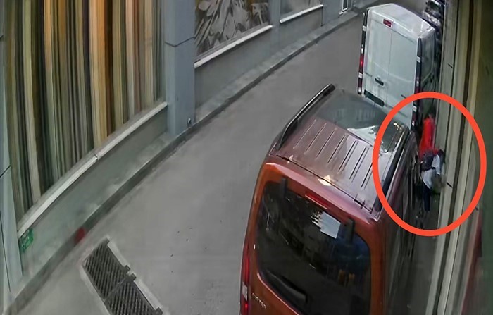 Bursa’da akran zorbalığı kamerada! Bursa’da 10 yaşındaki çocuk, iddiaya göre kendisinden 2-3 yaş büyük