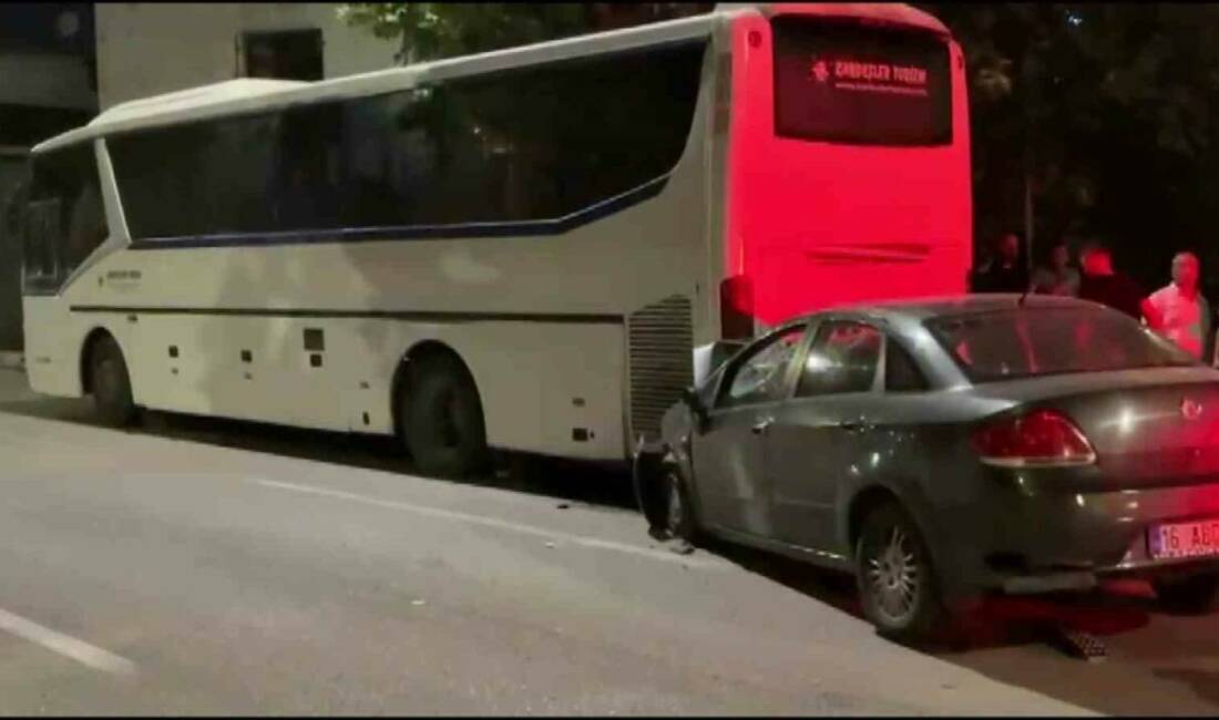 Bursa’da alkollü sürücü dehşeti: Önce duvara sonra otobüse çarptı Bursa’nın Yıldırım ilçesinde alkollü olduğu öğrenilen sürücünün direksiyon hakimiyetini kaybettiği