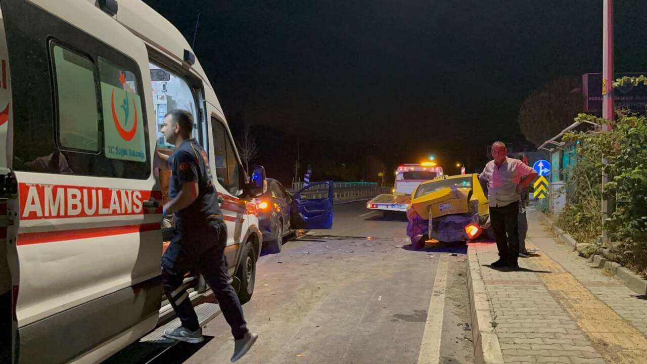 Bursa'da alkollü sürücü taksiye böyle çarptı 2 bursada alkollu surucu taksiye boyle carpti abe071bab164