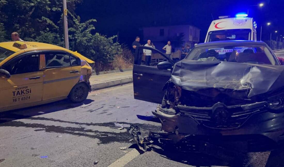 Bursa’da alkollü sürücü taksiye böyle çarptı Bursa'nın İznik ilçesinde alkollü sürücünün kullandığı otomobil, taksiye arkadan çarptı.