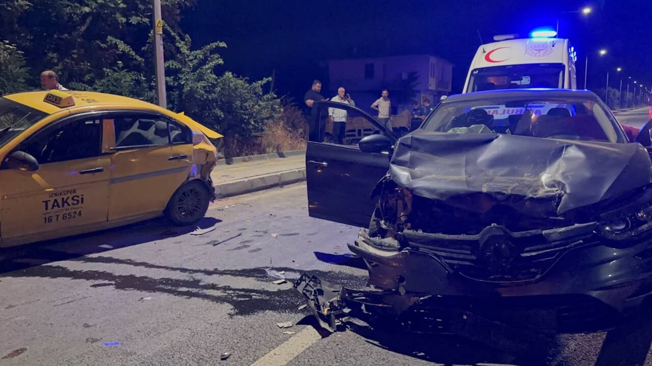 Bursa'da alkollü sürücü taksiye böyle çarptı 4 bursada alkollu surucu taksiye boyle carpti fe8a1b873336