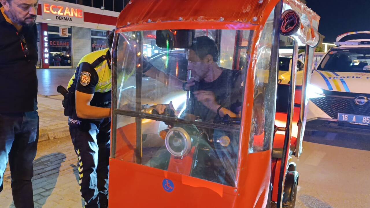 Bursa'nın İnegöl ilçesinde polis denetiminde alkolmetreyi üflemeyi reddeden, ehliyetsiz ve
