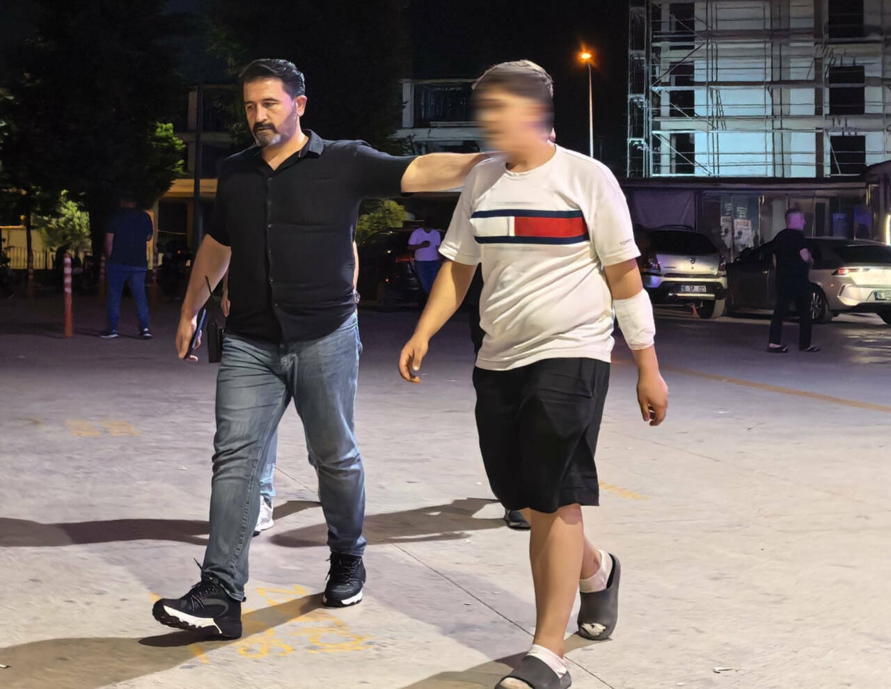 Bursa'da arkadaşların bıçaklı kavgası 1 bursada arkadaslarin bicakli kavgasi a67540f9217d