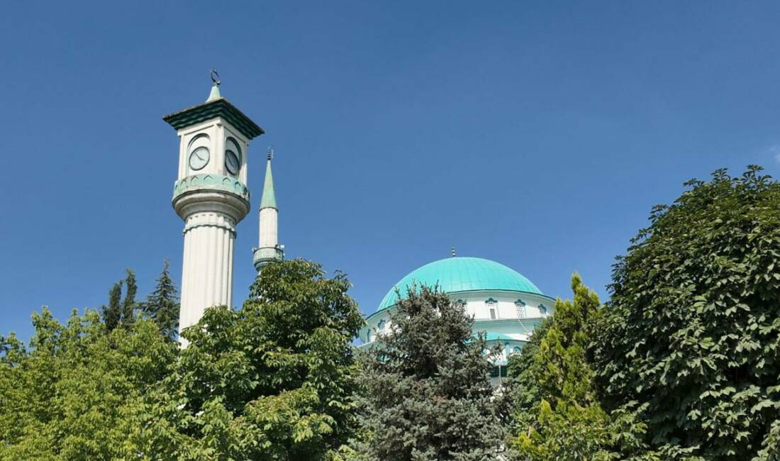 Bursa’da asırlık minareyi görenler bir daha bakıyor Bursa'nın İnegöl ilçesine bağlı kırsal Cerrah Mahallesi'nde bulunan yaklaşık 100