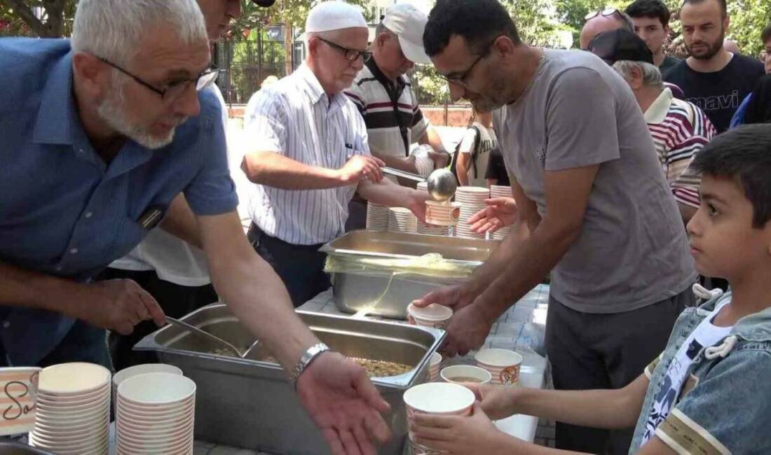 Bursa’da aşure kazanları kaynıyor: Şimdi de orada dağıtıldı Bursa’da aşure ikramları devam ediyor. Kiremitçi Sinanbey Camii Tamir ve