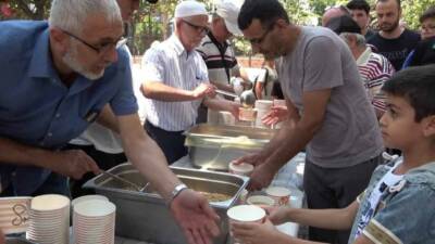 Bursa’da aşure ikramları devam ediyor. Kiremitçi Sinanbey Camii Tamir ve