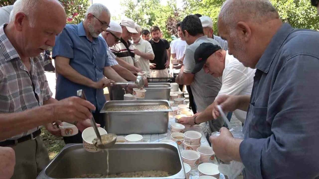 Bursa'da aşure kazanları kaynıyor: Şimdi de orada dağıtıldı 1 bursada asure kazanlari kayniyor simdi de orada dagitildi 792fdff13304
