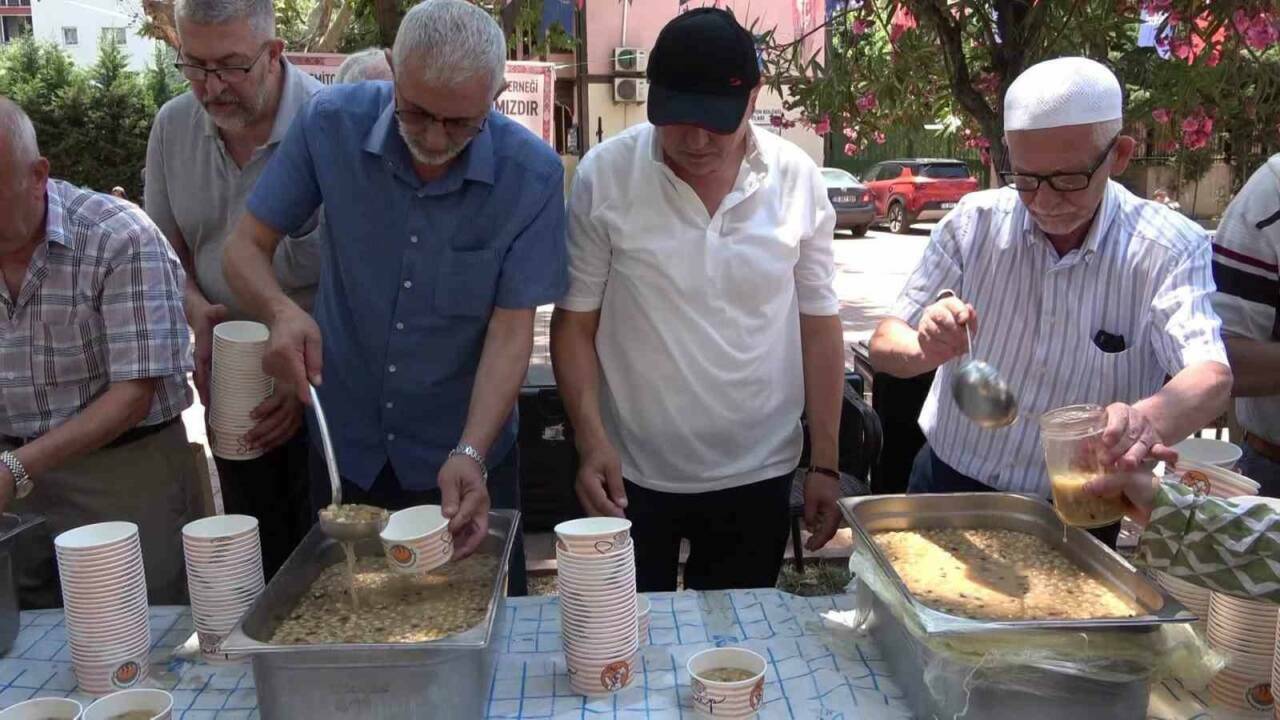 Bursa'da aşure kazanları kaynıyor: Şimdi de orada dağıtıldı 2 bursada asure kazanlari kayniyor simdi de orada dagitildi b66f9e328561