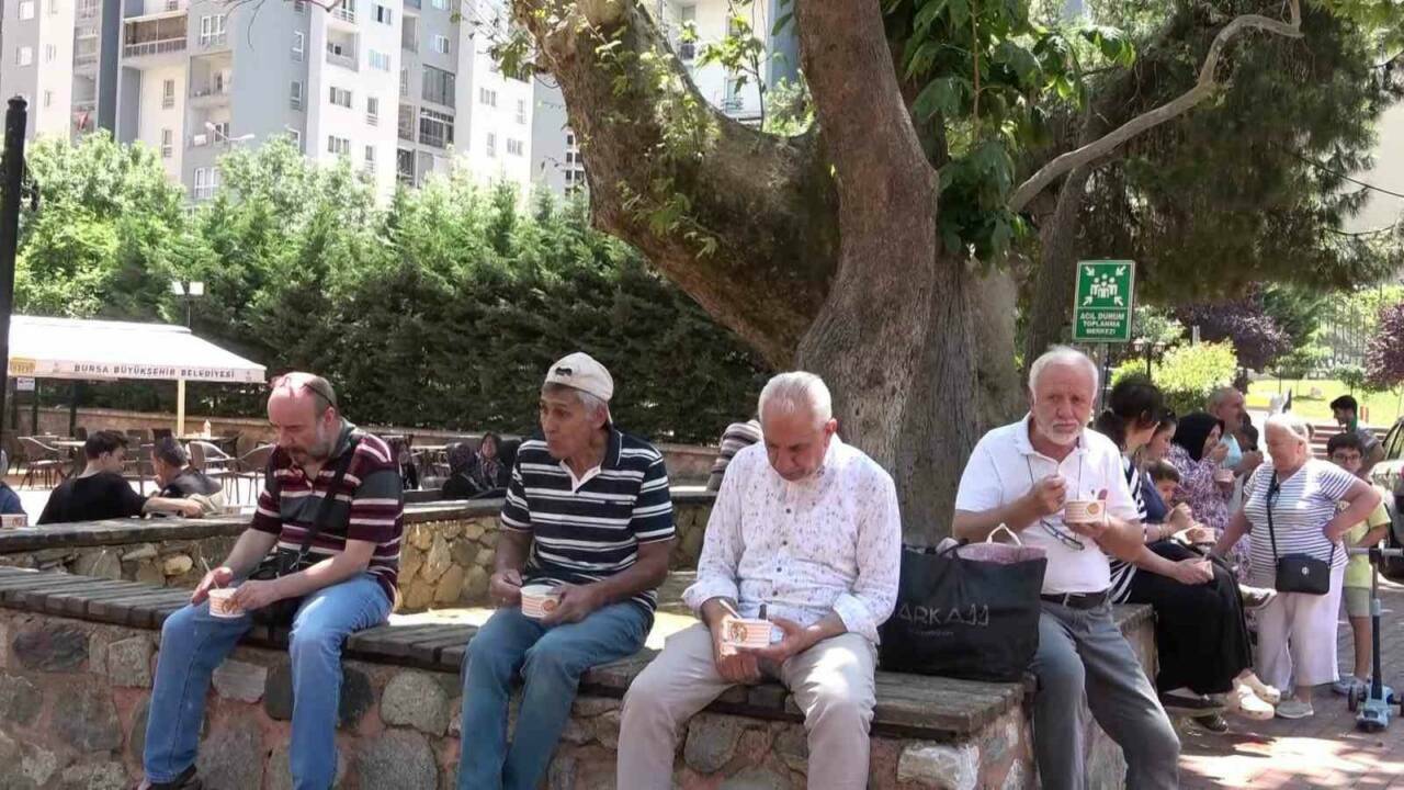 Bursa'da aşure kazanları kaynıyor: Şimdi de orada dağıtıldı 4 bursada asure kazanlari kayniyor simdi de orada dagitildi f0d2a86118fc