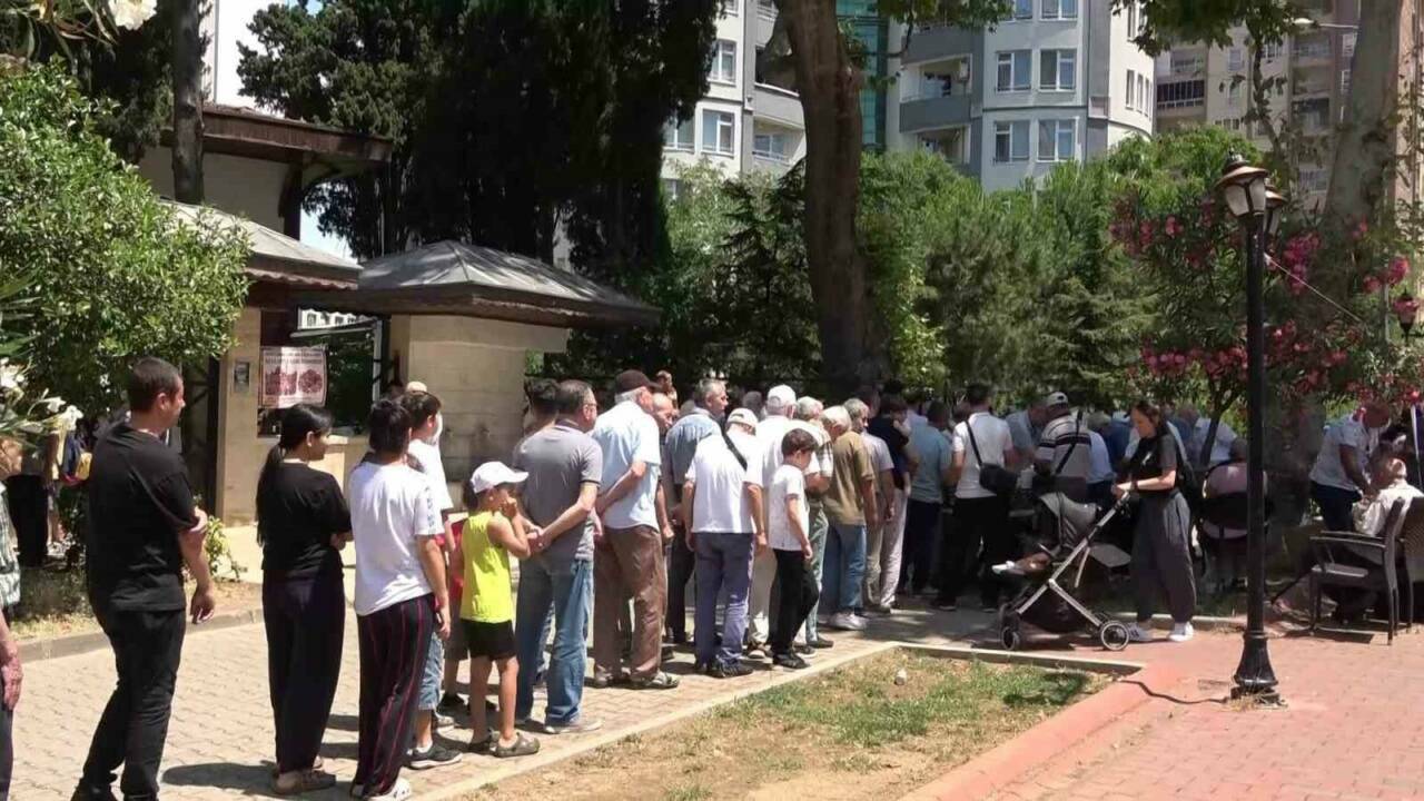 Bursa'da aşure kazanları kaynıyor: Şimdi de orada dağıtıldı 3 bursada asure kazanlari kayniyor simdi de orada dagitildi fdb9ed6b1450